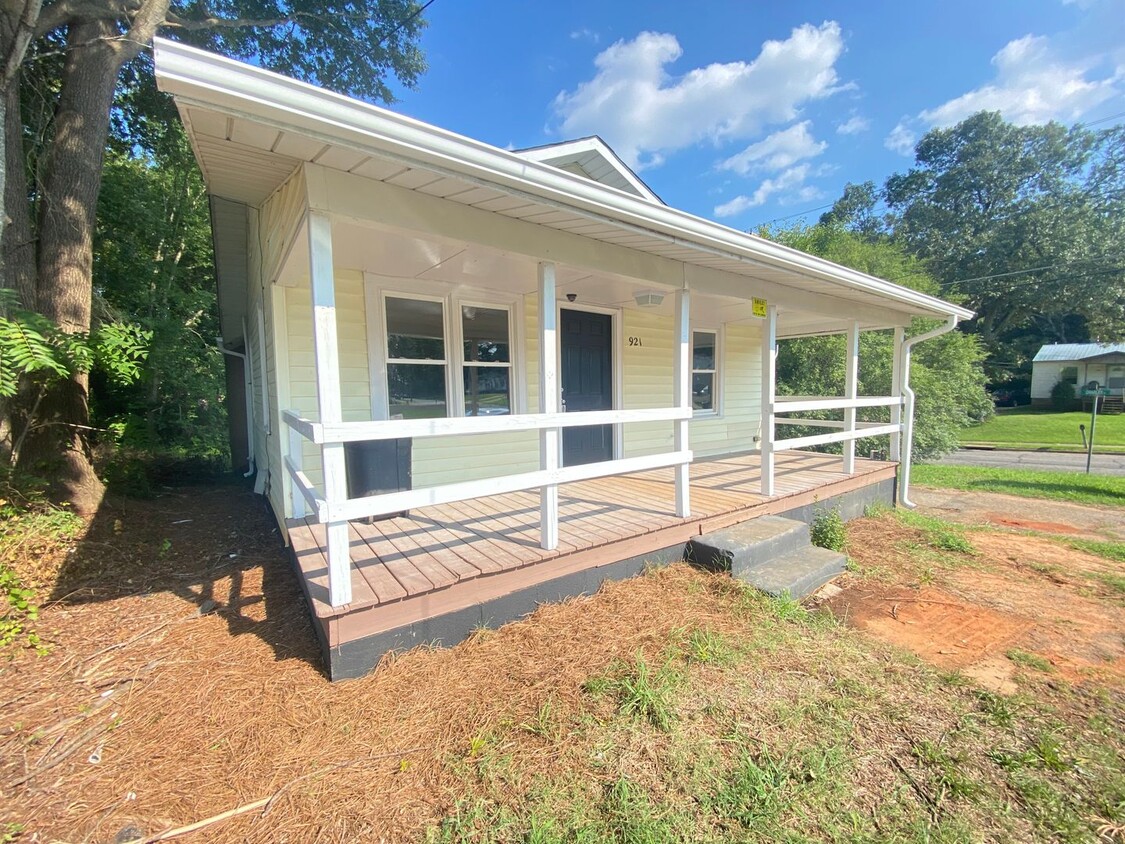 Foto principal - 3bd/1ba House Updated in 2021 near I85 & H...