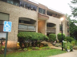 Building Photo - 405 Christopher Ave