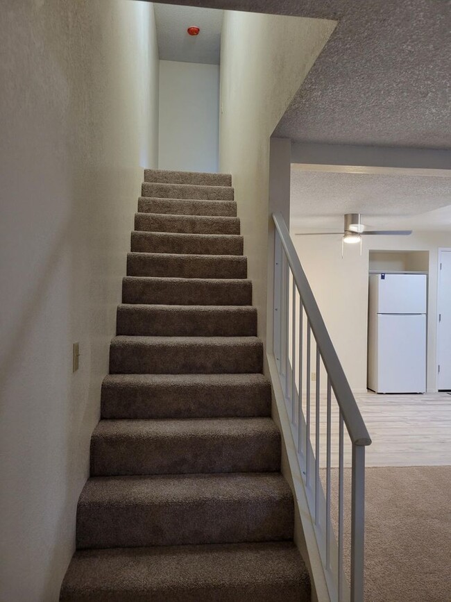 Building Photo - Great 2 bedroom 1.5 bath Townhome