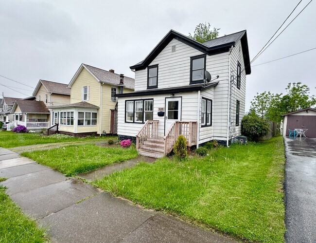 Building Photo - 928 Temple Ave