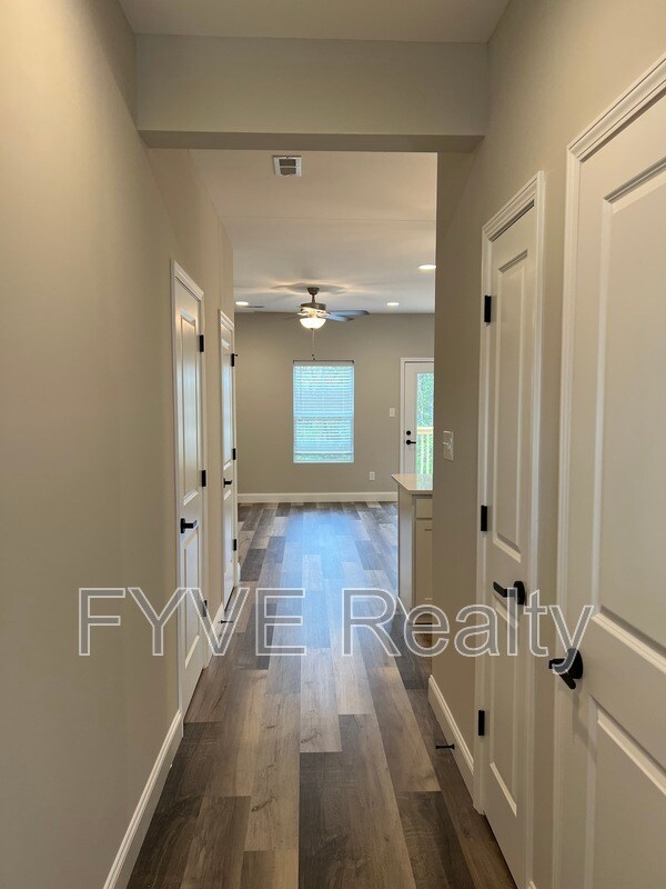 Foto del edificio - 4020 Laughing Brook Way