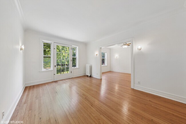 Building Photo - 1117 W Lunt Ave