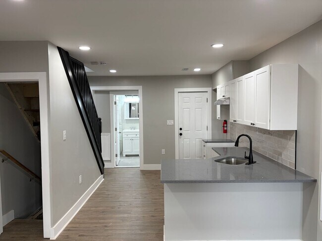 Foto del edificio - Newly Renovated 2- Story Townhome with Front Porch and Back Yard