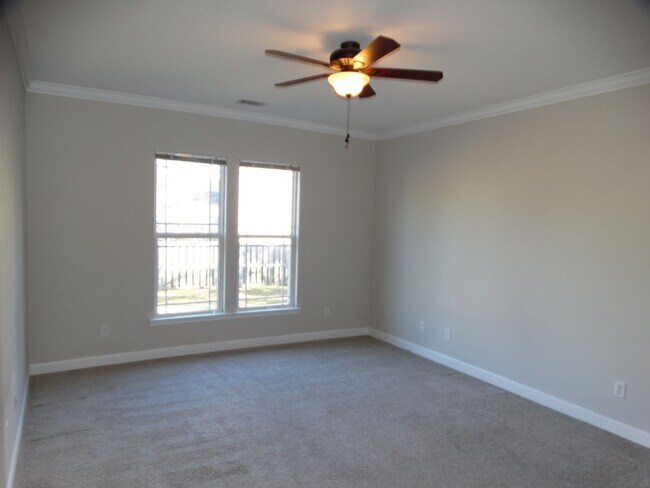Building Photo - 5 bed 3.5 bath