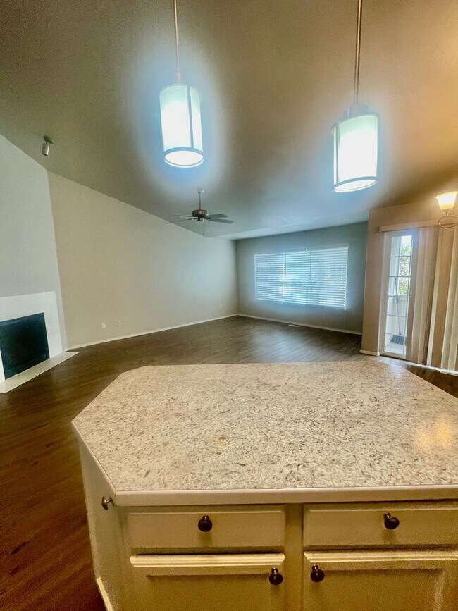 Foto del edificio - Condo Close to base! 3 bed/2bath/2car garage, Available now!