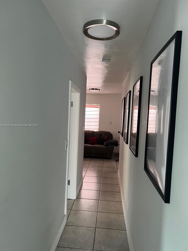 Foto del edificio - 7595 SW 28th Street Rd