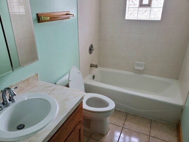 Baño 1 - 6206 N Richmond St