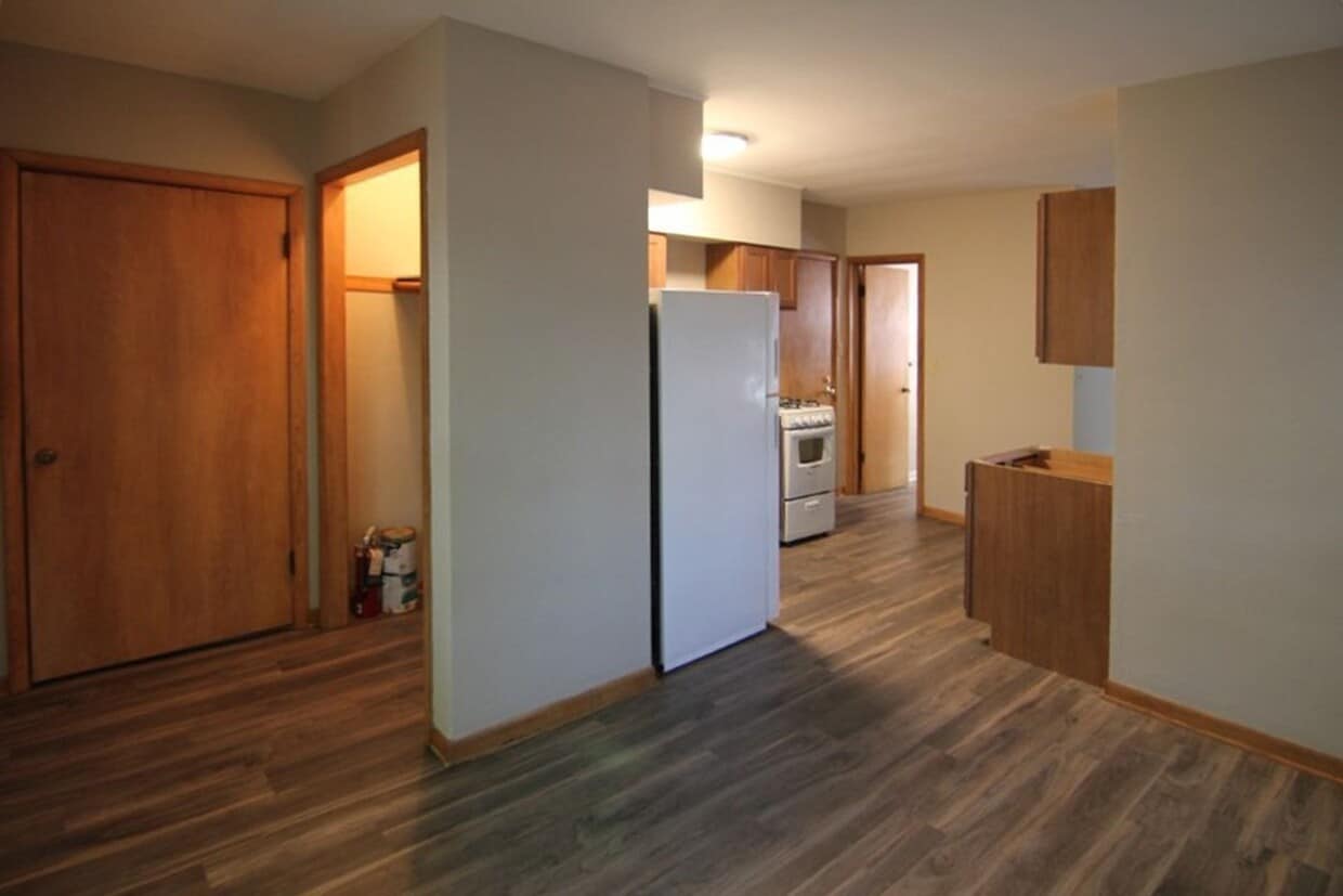Primary Photo - Cute 1 bed 1 bath @633 Walnut St in Iowa C...