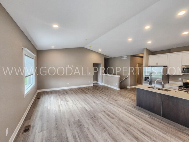 Building Photo - Newer 4 Bedroom, 3 Bath 3 car garage Home in Waukee with a 3-Car Garage