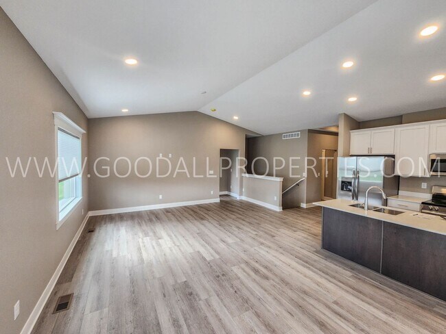 Foto del edificio - Newer 4 Bedroom, 3 Bath 3 car garage Home in Waukee with a 3-Car Garage