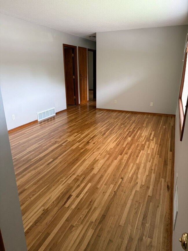 Foto del edificio - Newly Refreshed 3 Bedroom 1 Bath Single Family Home   Apply now and we will pay your application ...