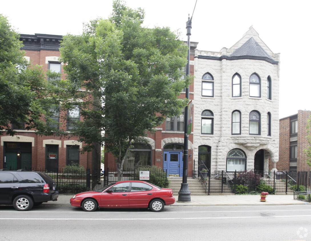 Building Photo - 2235 N Halsted St
