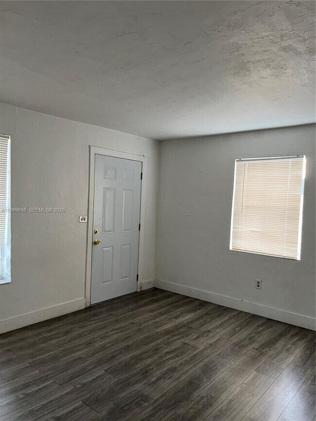 Foto del edificio - 1999 NW 2nd St