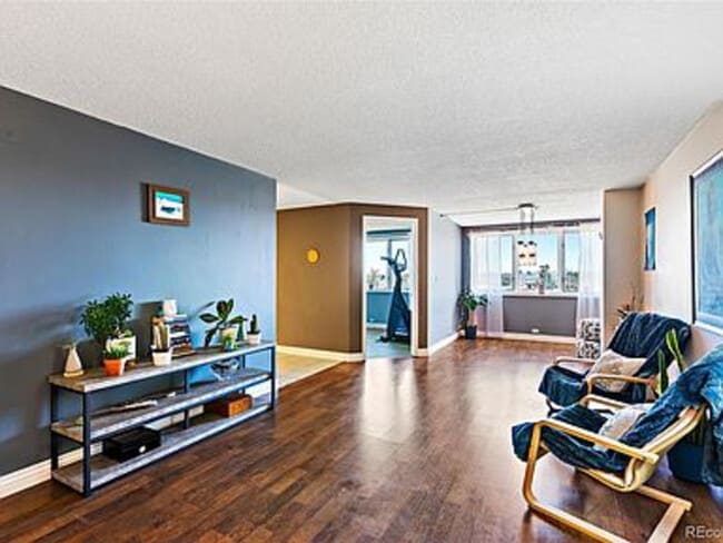 Foto del edificio - 2225 Buchtel Blvd S