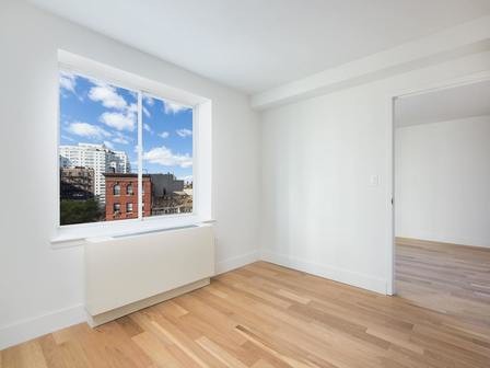 Primary Photo - 101 E 10th St
