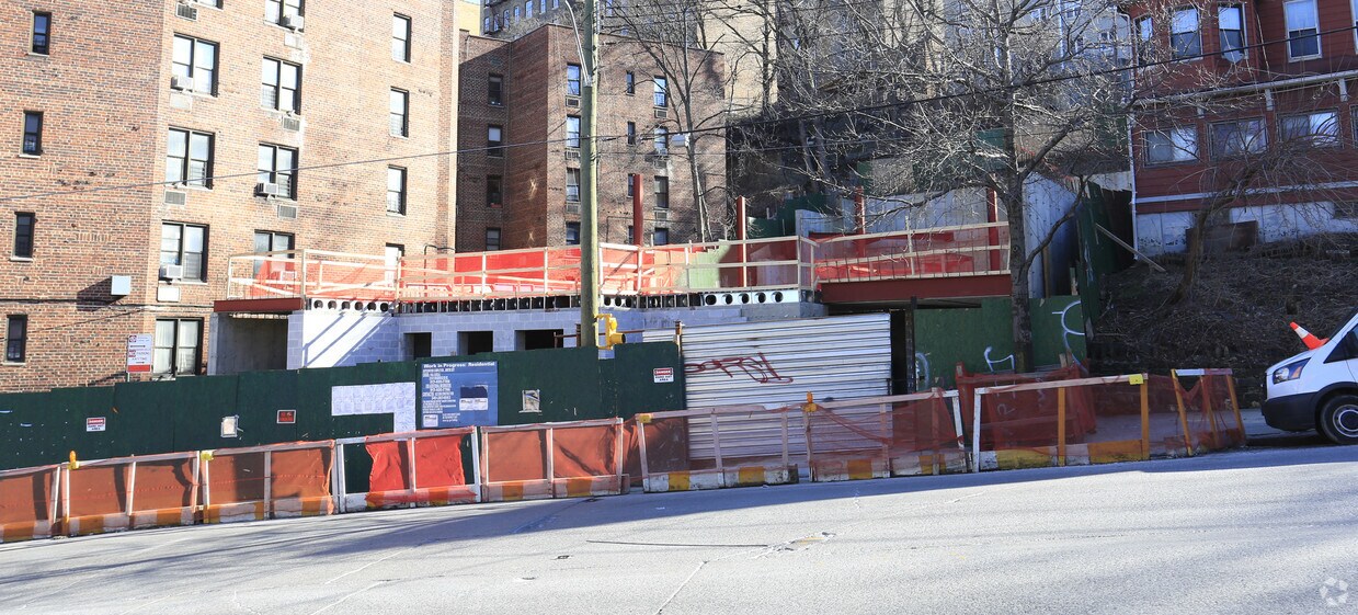 Foto principal - 235 W Kingsbridge Rd