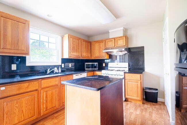 Building Photo - 1507 S Smith Rd