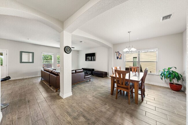 Foto del edificio - Exquisite 2-Story Traditional Home