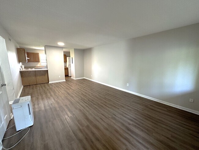 Building Photo - MODERN 2/1 TWN 2nd Story Unit w/ Washer/Dryer! Walk to Downtown! $1050/month Avail NOW!