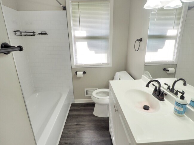 Building Photo - Updated 4 bed 2 bath home with Large back ...