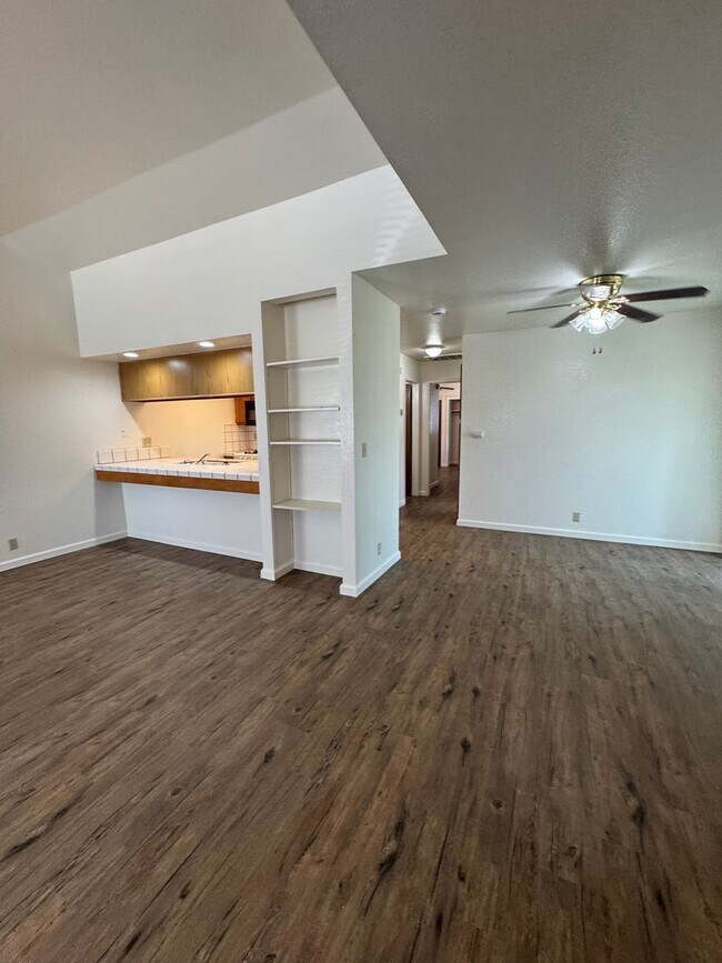 Building Photo - 3230