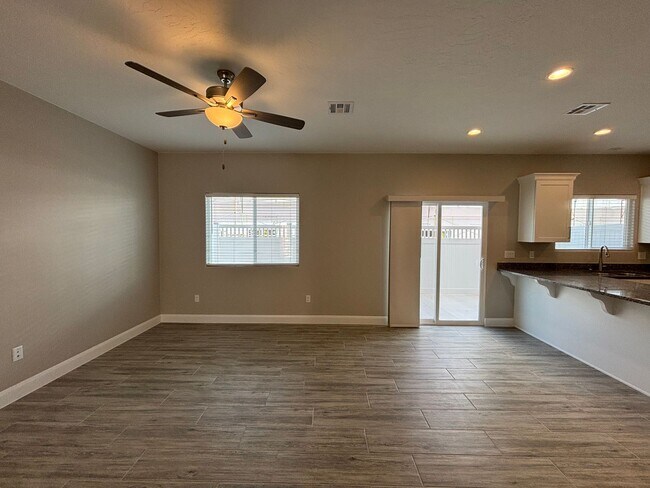 Building Photo - Beautiful Townhome!