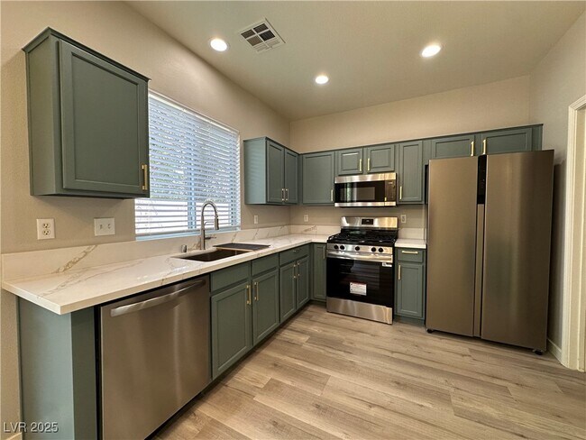 Building Photo - 2637 Heathrow St