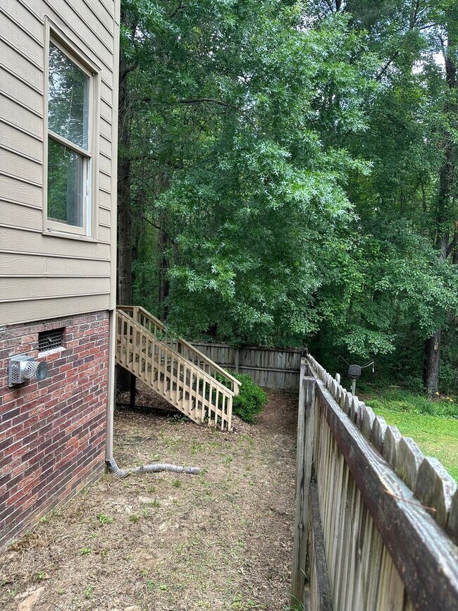 Building Photo - 2 Bedroom Townhome in Fayetteville