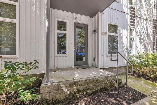 Building Photo - Great condo in East Nashville off Gallatin...