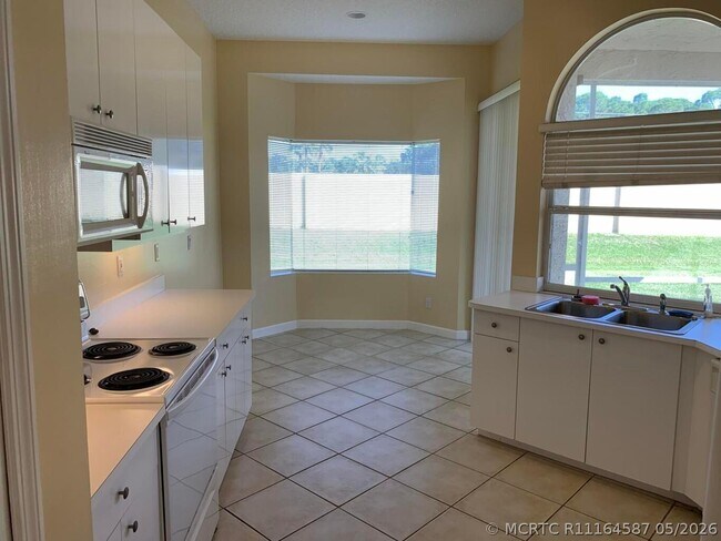 Foto del edificio - 825 SW St Andrews Cove