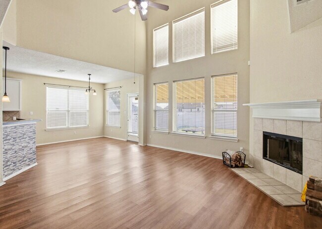 Foto del edificio - 4 Bedrooms, Soaring Ceilings, Office, Game Room & Community Pool