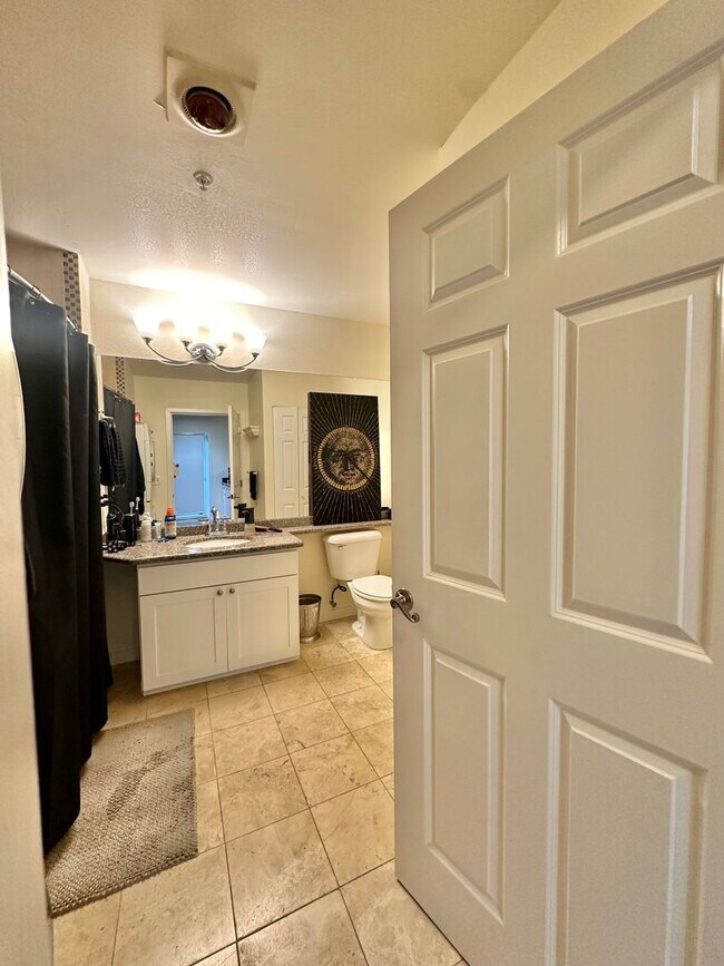 Building Photo - Great Location! Lower Queen Anne Condo