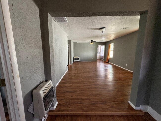 Foto del edificio - 307 E 3rd St