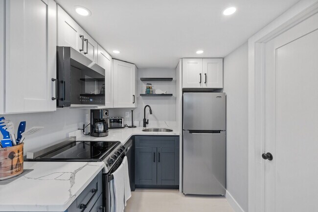 Full kitchen with efficiency appliances. - 17 Manchester St