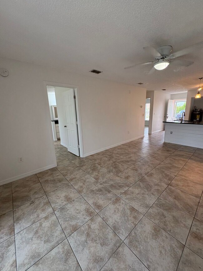 Foto del edificio - 11255 Pendleton Ave