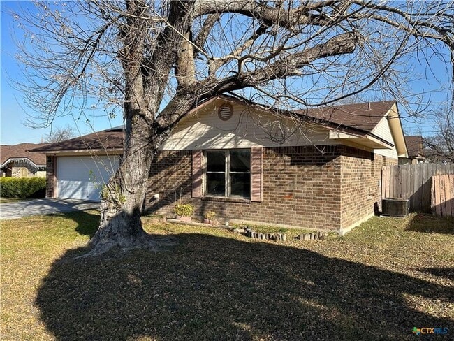 Foto del edificio - Spacious 3 Bedroom Home with Sunroom & Large Backyard