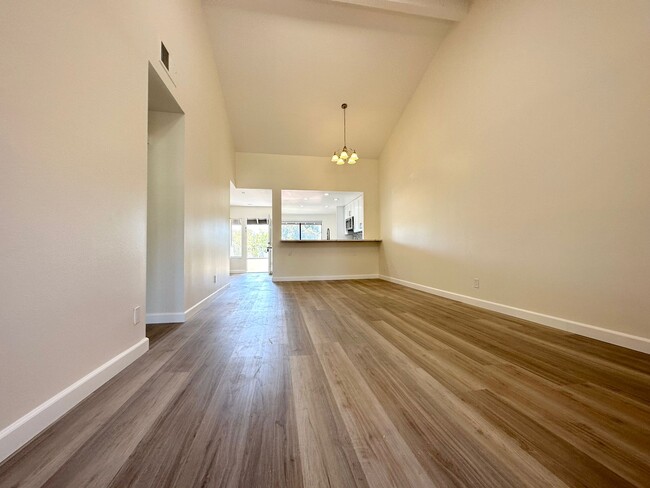 Foto del edificio - 944 Lupine Hills Dr
