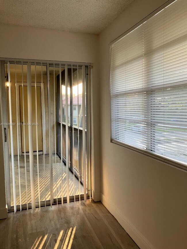 Building Photo - 1237 SW 46th Ave