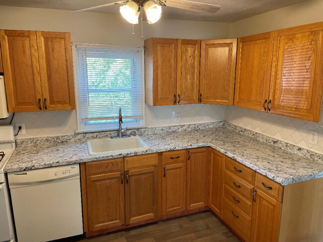 Foto del edificio - 2421 Woodland Rd