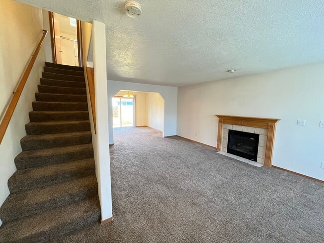 Building Photo - 3-Bed, 2.5-Bath Pet-Friendly Home with Lar...