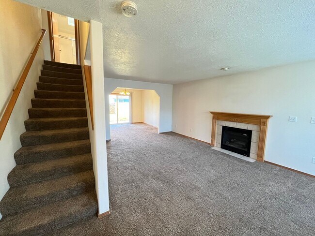 Foto del edificio - 3-Bed, 2.5-Bath Pet-Friendly Home with Lar...