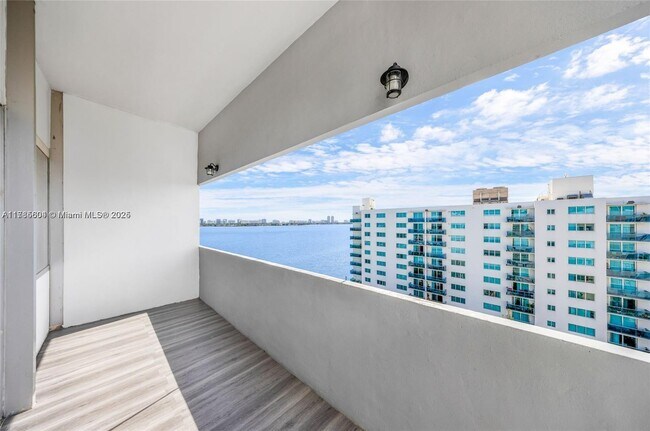 Foto del edificio - 7545 E Treasure Dr