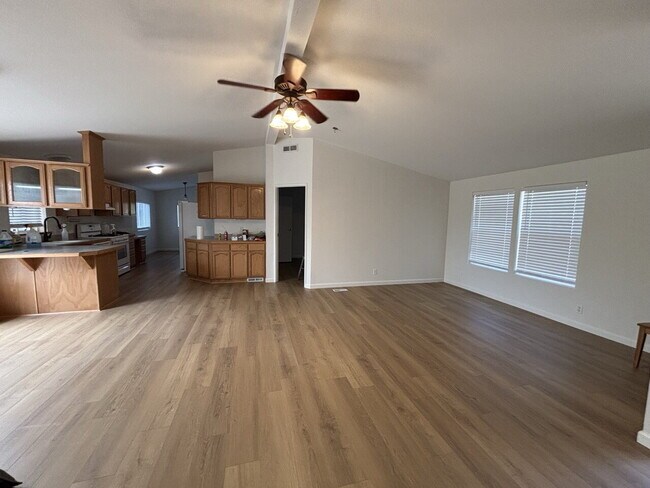 Foto del edificio - Large 3-bedroom home on peaceful acreage with usable yard on Lotus Road!