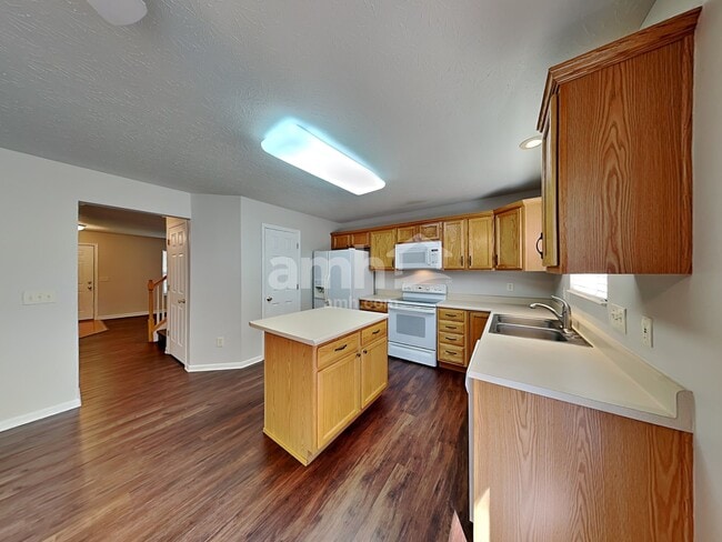 Building Photo - 637 Ellen Dr