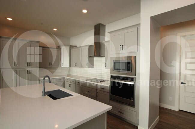 Building Photo - 217 E Raleigh Dr