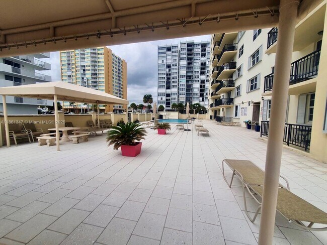 Building Photo - 1501 S Ocean Dr
