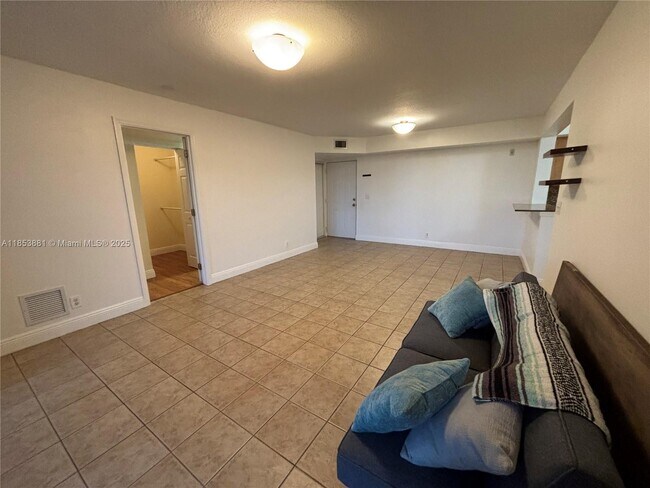 Foto del edificio - 5761 Riverside Dr