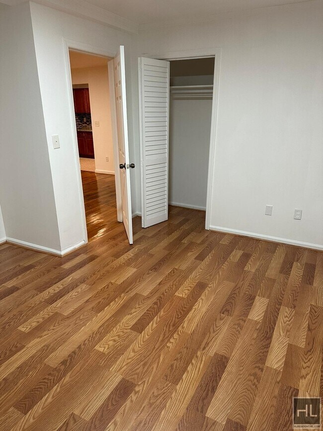 Building Photo - GUT RENOVATED 2 BEDROOMS 1850 PARK PLACE/ ...