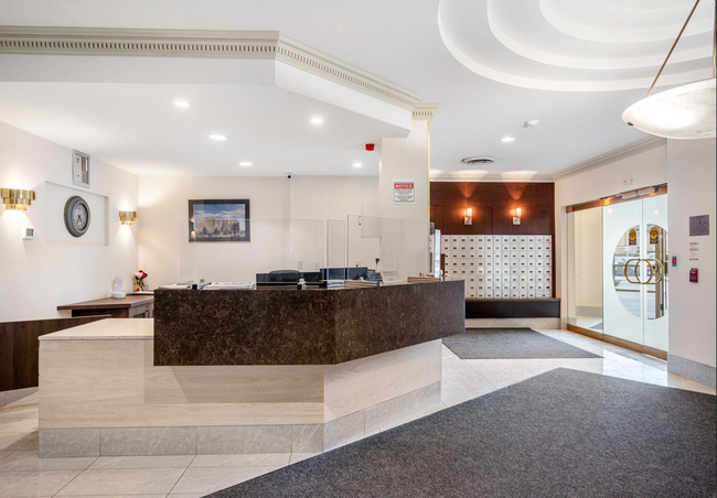 Photo du bâtiment - 1700 Eglinton Ave E