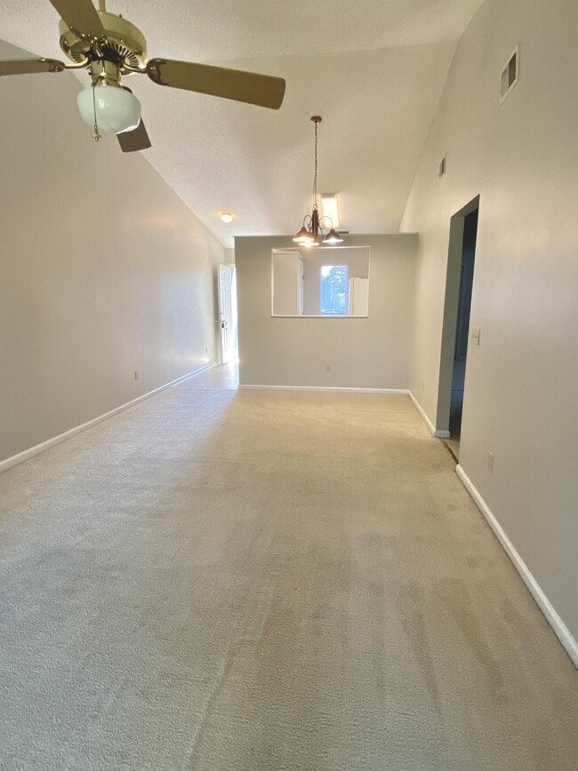 Building Photo - 910 Brett Dr